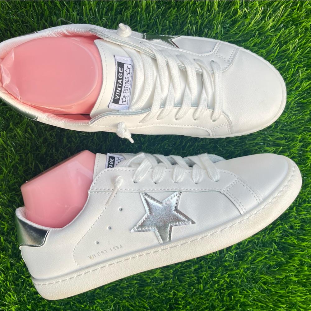 VINTAGE HAVANNAS 9 CARLA WHITE FOIL STAR METALLIC LACE UP SNEAKERS GUC NO FLAWS